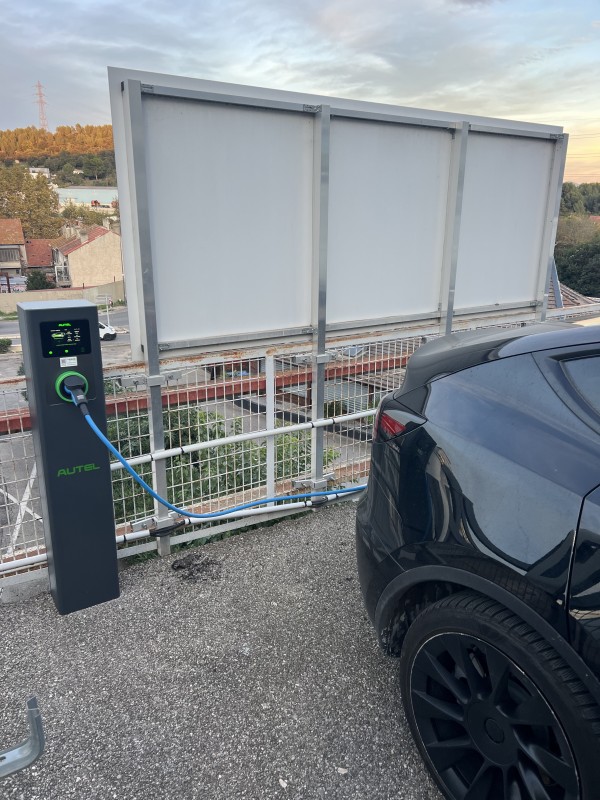 Installation d'une borne de recharge Autel pour notre client Yesss Électrique situé à Marseille La Valentine